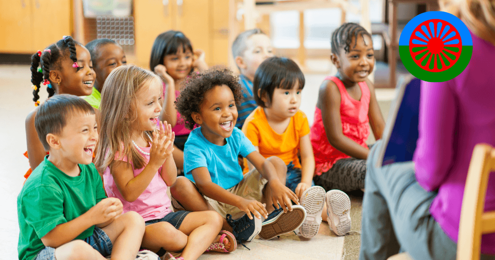 En grupp barn lyssnar på en saga