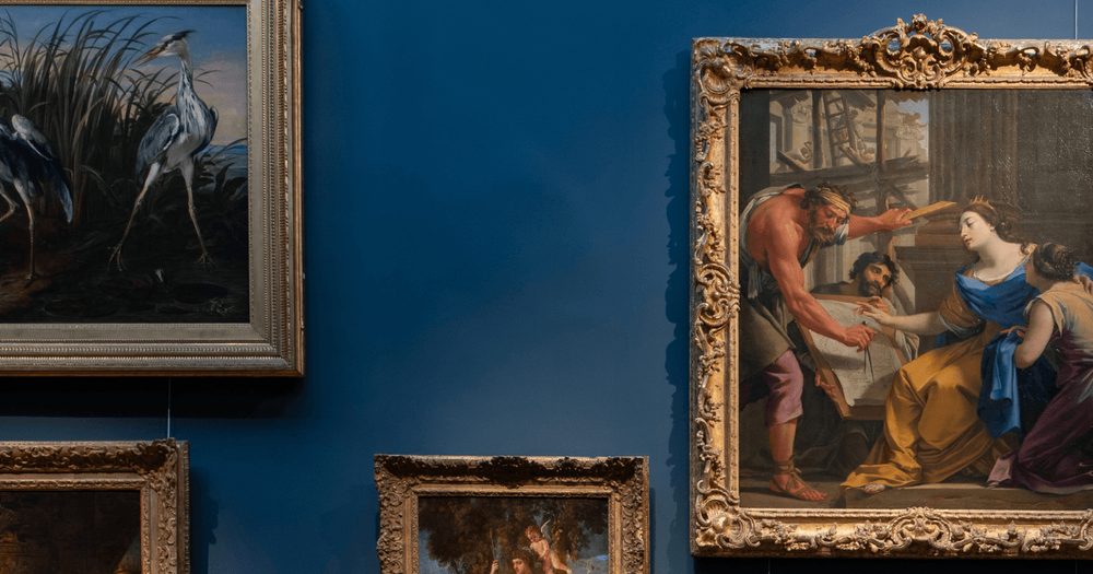 Vägg med målningar i guldramar