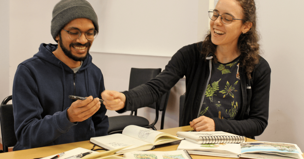 personer på sketching club som tecknar tillsammans